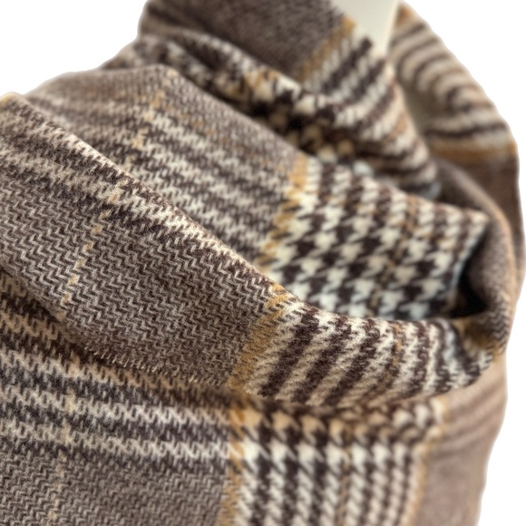 Banana Republic Wool Wrap – Taupe, Ivory & Charcoal Plaid – Oversized Scarf Shaw - Picture 3 of 7